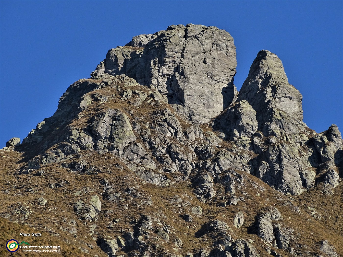 20 Dalla Casera Valletto maxi-zoom sul Monte Valletto (2371 m).JPG